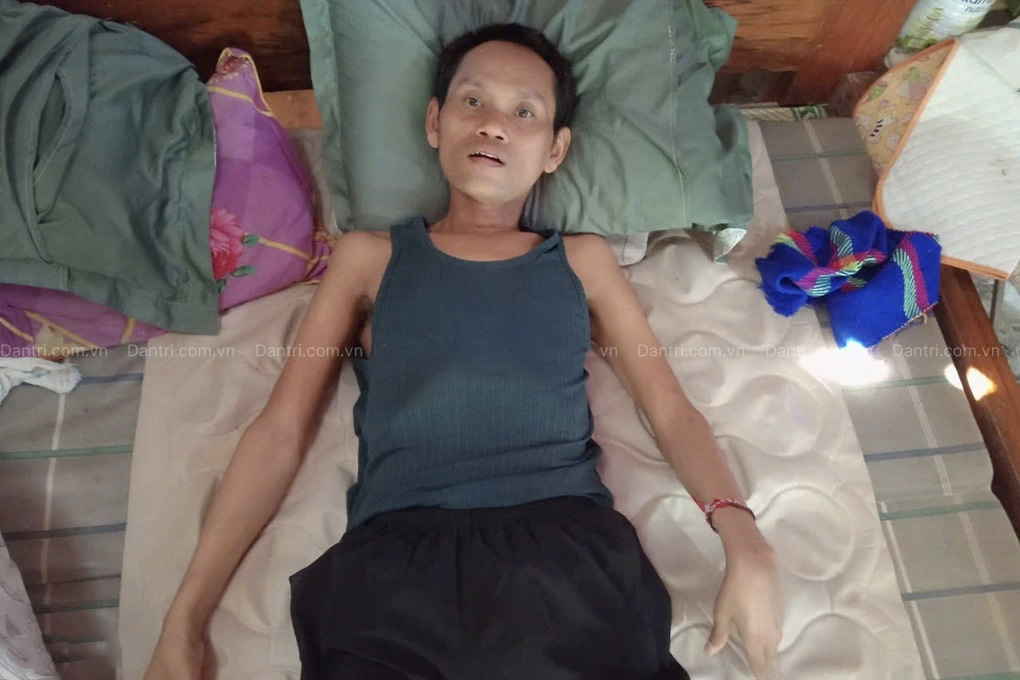 Bệnh tật, khổ cực bủa vây cuộc sống gia đình thầy giáo vùng biên - 1